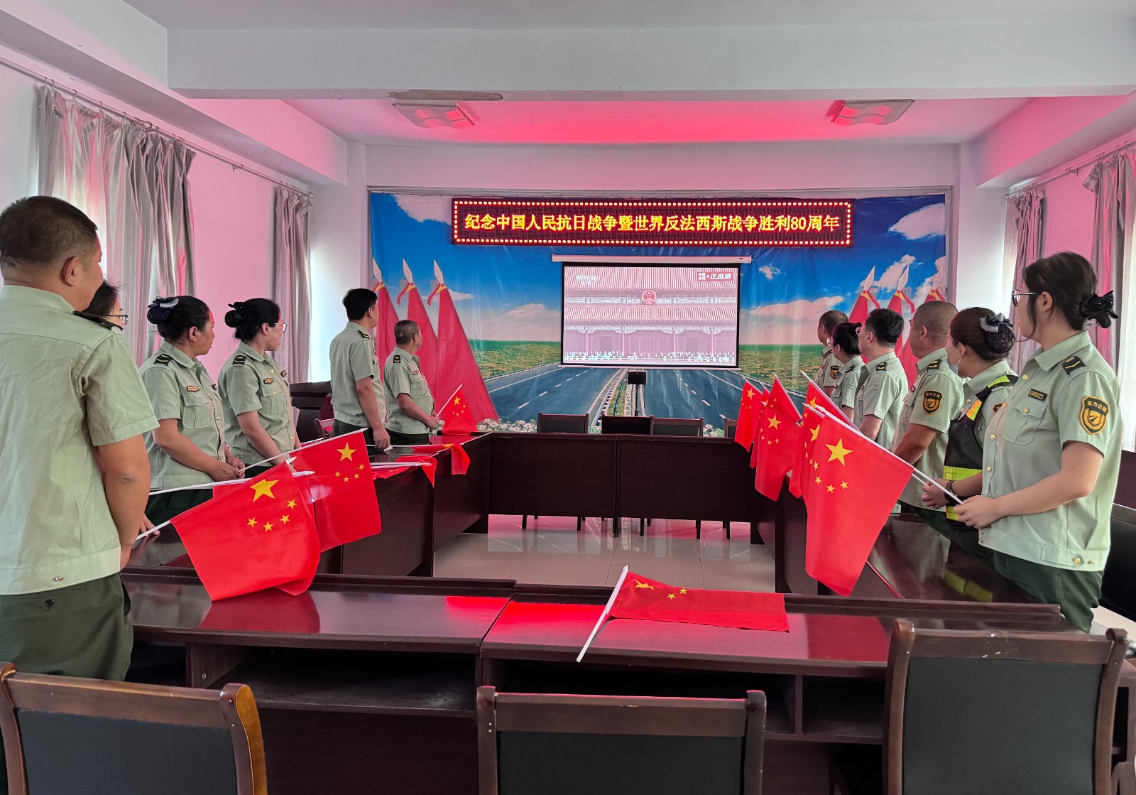 鑫达公司各党支部组织观看纪念中国人民抗日战争暨世界反法西斯战争胜利80周年大会 鑫达公司 (4).jpg